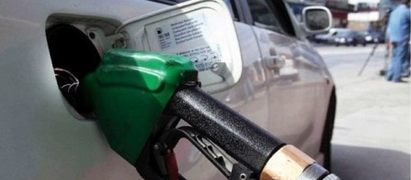 Απίστευτο τι έκανε γυναίκα σε βενζινάδικο για να «γεμίσει» το αυτοκίνητό της (βίντεο)